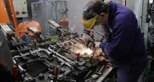 Economía argentina pierde impulso y crisis de empleo crece