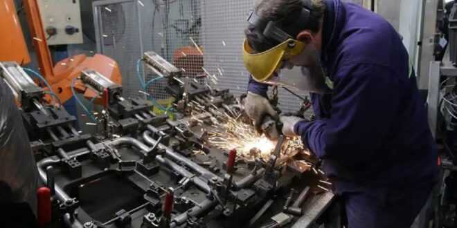 Economía argentina pierde impulso y crisis de empleo crece