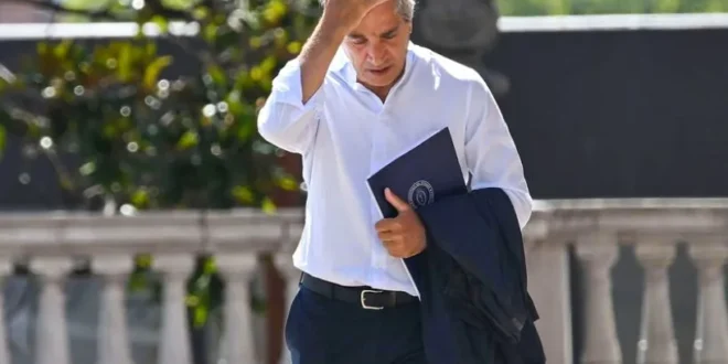 Gobierno presenta plan económico en EE.UU. mientras mercado presiona a Caputo