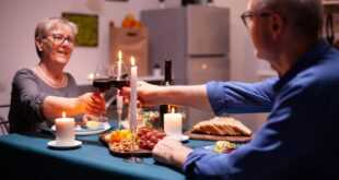 Comer con seres queridos ayuda a controlar la glucosa