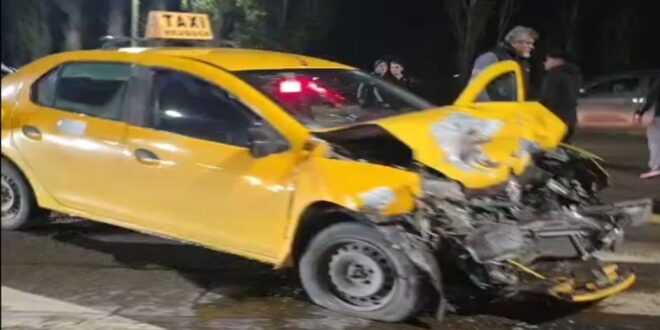 Choque entre taxi y traffic en Neuquén